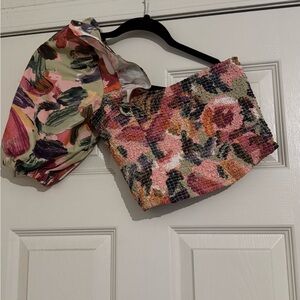 Flowers textured crop top with one puff sleeve.